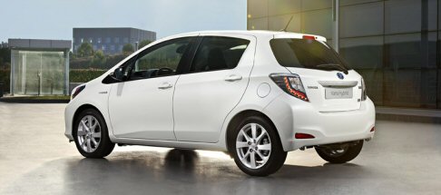 Toyota - Rinnovata anche esteticamente, la caratteristica di punta della Toyota Yaris Hybrid  comunque rappresentata dalla tecnologia Hybrid Synergy Drive, che si affida alla sinergia instaurata tra un brillante motore benzina 1.5 da 100 CV e un motore elettrico 