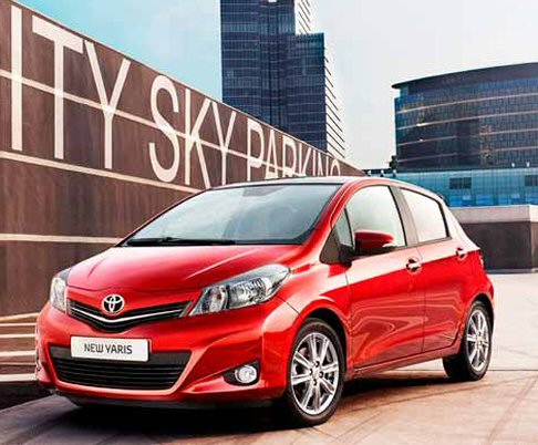 Toyota - Toyota Yaris rossa city car frontale vettura. Auto di punta del segmento A della casa automobilistica del Sol Levante