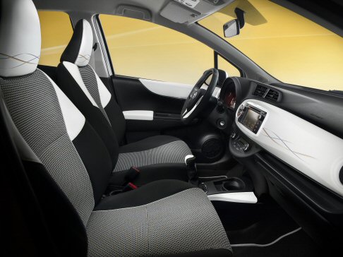Toyota - Toyota Yaris Trend presenta uno schema cromatico interno Black & White con un accento di Ocra, per garantire un aspetto pulito ed elegante. 