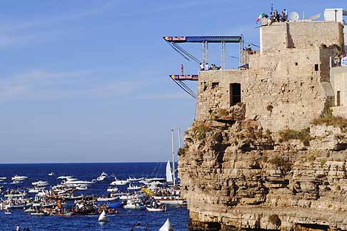 Cliff Diving a Polignano - Trampolino femminile situato 22 m dallacqua per il Red Bull Cliff Diving World Series 2015