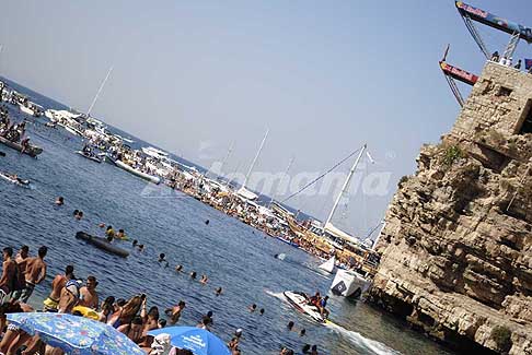 Red Bull Cliff Diving World Series 2017 - Tuffi ad alta quota femminili, trampolino da 21m al Red Bull Cliff Diving 2017 a Polignano a Mare - Italia