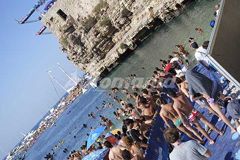 Tuffi alta quota Polignano a Mare - Tuffi alta quota a Polignano a Mare per il Red Bull Cliff Diving 2017