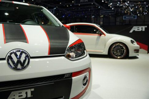 Hamann - Il tuner tedesco Abt si distingue per linterpretazione della Volkswagen up!, che ora adotta un bodykit sportivo, caratterizzato dalle bande di colore rosso e nero applicate sulla carrozzeria bianco perla. 