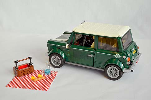 Mini - Dallagosto 2014,quindi,una Mini classica sar disponibile come kit di LEGO da 1.077 pezzi, offrendo un autentico divertimento di costruzione e di guida a tutti gli appassionati dei popolari mattoncini LEGO e della leggendaria automobile.