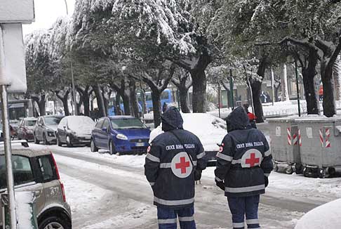 Neve in Puglia - Disagi per la neve con gli uomini della croce rossa
