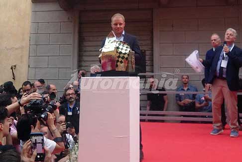 Premiato Valteri Bottas - Valtteri Bottas ritira il premio al Trofeo Lorenzo Bandini 2018