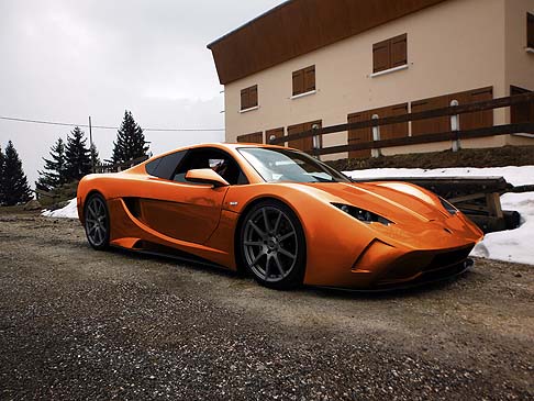 Vencer - Per garantire il massimo piacere di guida la vettura offre, inoltre, un efficiente sistema di climatizzazione, alzacristalli elettrici, chiusura centralizzata e allarme.