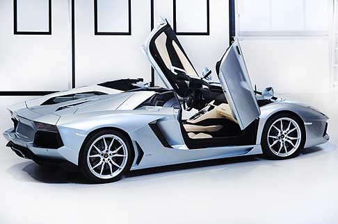 Lamborghini - Vero bolide Lamborghini Aventador LP 700-4 roadster aperta erede della coup