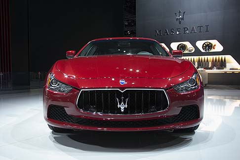 Maserati - Le eleganti berline Maserati Ghibli e Quattroporte adottano la potente motorizzazione V6 da 410 CV a trazione posteriore.