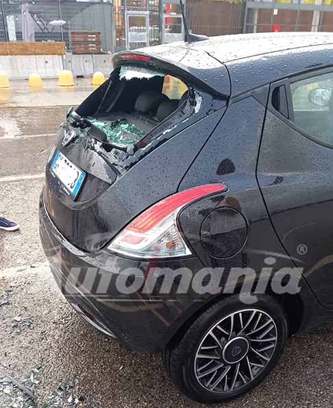 Centro Commerciale di Casammassima - Vettura Lancia distrutta dalla grandine nei pressi di Leroy Merlin presso il Centro Commerciale di Casammassima in Puglia