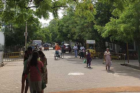 Traffico e atmosfere indiane - Viale di Pondicherry in India, con bici e mezzi di trasporto locale