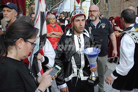 Corsa di Cavalli - Vincitore Francesco Caria denominato Tremendo con la coppa al Palio di Ferrara 2018