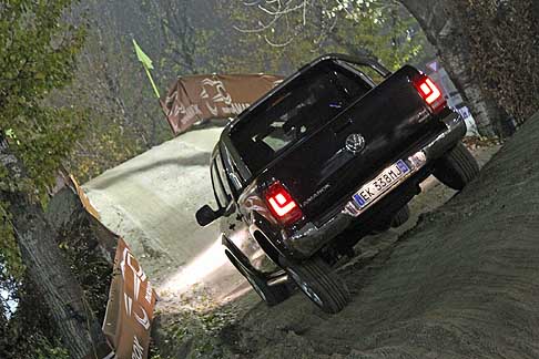 Volkswagen -  Volkswagen Amarok in azione sul percorso off road in atmosfere serali al Bologna Motor Show 2011