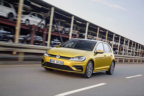 Volkswagen - La nuova versione della Golf, che vanta oltre 33 milioni di esemplari venduti nellarco della sua vita produttiva, offre nuovi standard in fatto di sistemi di assistenza.