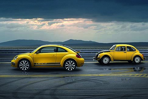 Volkswagen - La nuova Beetle GSR, attesa sul mercato a partire dallautunno ad un prezzo di 30.300 euro (in Germania), adotta la livrea bicolore giallo/nero.