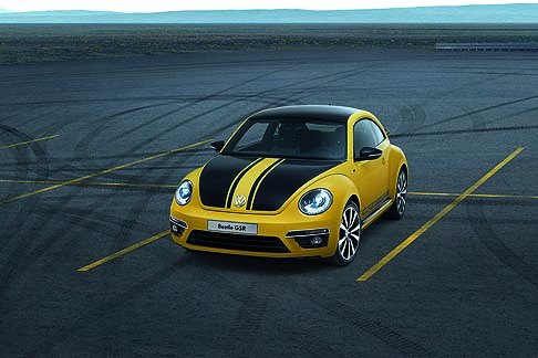 Volkswagen - A bordo le finiture nero/giallo caratterizzano il volante sportivo in pelle e i sedili sportivi.