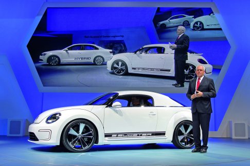 Volkswagen - Volkswagen e-Bugster concept al Detroit Auto Show con il Dr. Ulrich Hackenberg, Member of the Board of Management of Volkswagen Brand with responsibility for Development