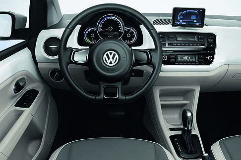 Volkswagen - Esteticamente la Volkswagen e-up!, che inaugura di fatto un nuovo capitolo nella mobilit sostenibile, marca una differenza sostanziale rispetto ad altri modelli della fortunata gamma di Wolfsburg.