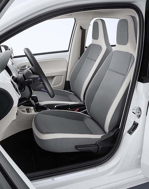 Volkswagen - A bordo scopriamo la presenza di sedili rivestiti in tessuto grigio chiaro con cuciture blu e speciali rivestimenti in pelle