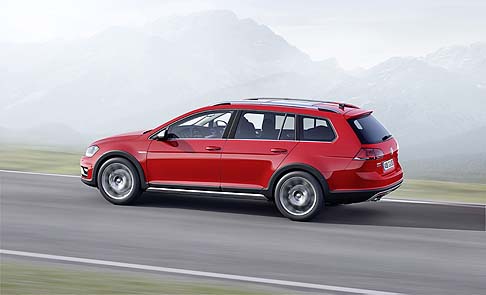 Volkswagen - Nel posteriore la Golf Alltrack, dotata di gruppi ottici posteriori rosso scuro, offre un paraurti dal design rinnovato. La versione con motore TSI 180 CV  riconoscibile per la presenza di due terminali cromati nellimpianto di scarico.