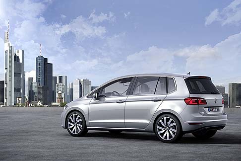 Volkswagen - Il frontale presenta linee nette e gruppi ottici, con luci Led diurne opzionali.