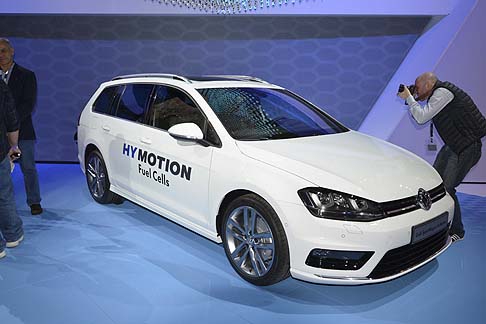 Volkswagen - L'unit a celle a combustibile  collocata davanti, al posto del motore termico, insieme al motore elettrico, alla trasmissione monomarcia coassiale, al sistema di raffreddamento e del convertitore.