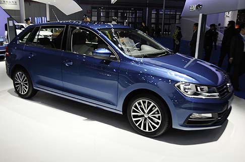 Volkswagen - Lunga 4282 mm, la Volkswagen Gran Santana offre il medesimo impianto stilistico sempre della Sedan.