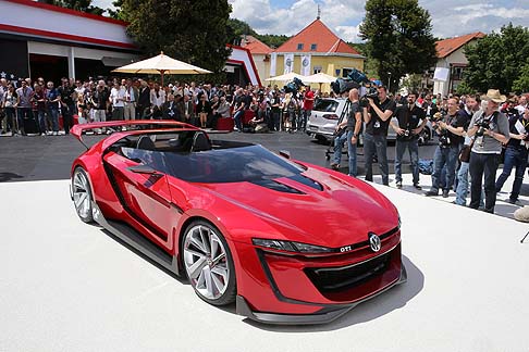 Volkswagen - Per ledizione 2014 del Worthertsee Tour, appuntamento irrinunciabile per gli appassionati del tuning, che si celebra in Austria da ben 33 anni, la guest star era indubbiamente la Volkswagen GTI Roadster.
