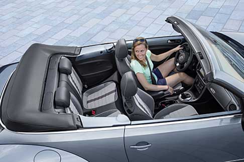 Volkswagen - Dopo il lancio del restyling, Volkswagen Maggiolino sarà proposto successivamente nella versione Dune e Denim, sia coupè che cabriolet.