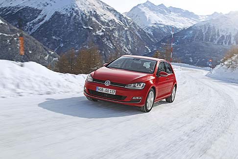 Volkswagen - Lequipaggiamento di serie della entry level Trendline prevede lofferta del programma di controllo elettronico della stabilizzazione, frenata anti collisione multipla, sette airbag, luci diurne.