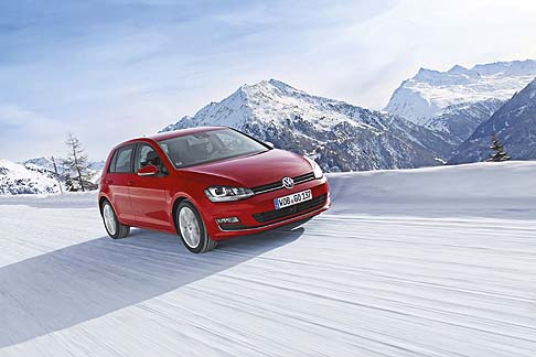 Volkswagen - Infine, lallestimento Highline si distingue per dotazioni quali illuminazione ambiente, sedili anteriori e ugelli lavavetro riscaldabili, cornici cromate per i comandi degli alzacristalli elettrici.
