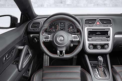 Volkswagen  - La tinta Deep Metallic Black viene associata a strisce centrali, calotte degli specchietti in Galvanic Grey e cerchi in lega Interlagos da 18 pollici (da 17 in Cina).