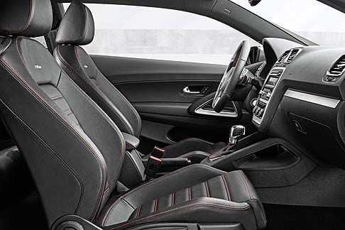 Volkswagen  - Labitacolo offre rivestimenti in pelle Vienna nera con cuciture a contrasto arancioni per sedili, volante e leva del cambio. 