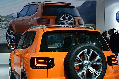 Volkswagen - A bordo, la plancia appare sospesa ed enfatizzata nella parte centrale da tre indicatori analogici circolari.