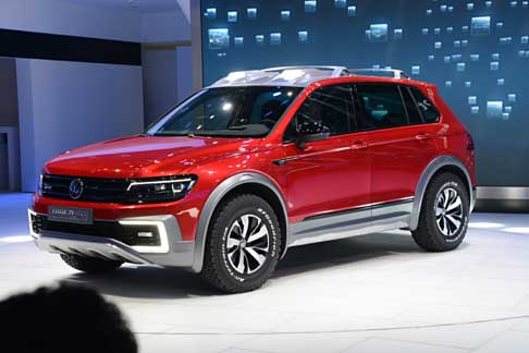 Volkswagen - La livrea si distingue per la colorazione Dragon Red Metallic, frontale accattivante, protezioni sottoscocca, gruppi ottici con tecnologia full LED. 