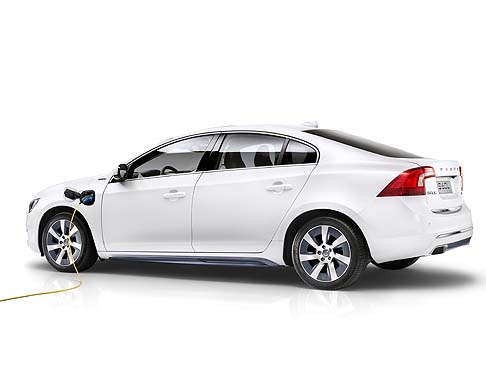 Volvo - La concept car S60L PPHEV pu essere ricaricata tramite una normale presa di corrente (230 V/fusibile da 6A a 16A). Una carica completa a 10 A richiede 4,5 ore, mentre il tempo si riduce a 4 ore con 16 A. 