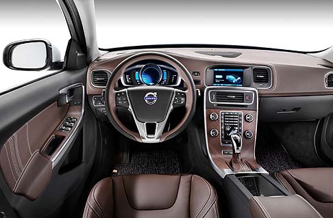 Volvo - Stilisticamente la vettura si propone con una livrea bianco perla opaco, con dettagli in contrasto neri o blu nella sezione inferiore e sui cerchi a sette razze. 