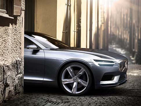 Volvo - Non mancano le tecnologie, come di mostra la presenza di un grande schermo rettangolare nella console centrale.