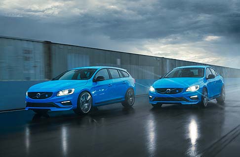Volvo - Il cambio automatico a sei rapporti dotato di un nuovo sistema di comandi al volante, insieme al sistema di trazione a quattro ruote consentono una velocit massima limitata di 250 km/h. 