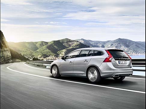 Volvo - Alla base della maggiore versatilit della V60 c' il suo sistema di seduta intelligente, con i sedili posteriori ripiegabili in tre parti (40/20/40), in modo da poter aumentare la capacit di carico. 