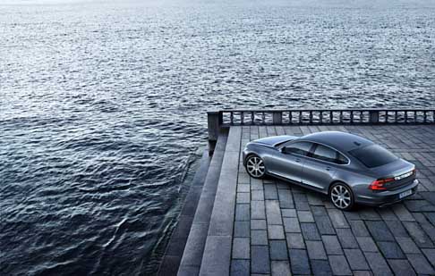 Volvo - La nuova Volvo S90  equipaggiata con un avanzato sistema di guida semiautonoma, il Pilot Assist.