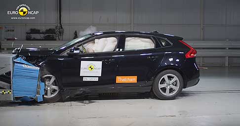 Isuzu - Volovo V40 crash test con le 5 stelle Euro Ncap 2012