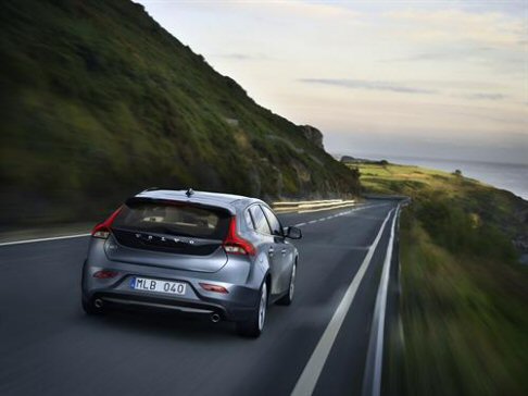 Volvo - La vettura vanta anche una serie di sistemi di sicurezza e supporto al conducente unici nella sua classe. 