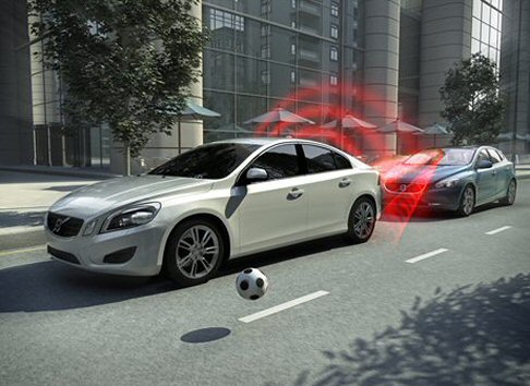 Volvo - Volvo V40 punta principalmente sulle doti ecologiche, i cui livelli contenuti di emissioni si collocano ai vertici della sua categoria. 