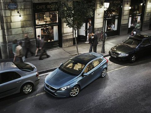 Volvo - Larrivo della Volvo V40 nel Belpaese coincide con una fase particolarmente difficile per il mercato dell'auto, che in Italia soffre in maniera importante.