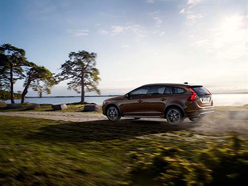 Volvo - Il modello Cross Country di Volvo  stata la prima station wagon di fascia premium a presentare attitudini da fuoristrada, abbinate ad un design sobrio ed elegante. 