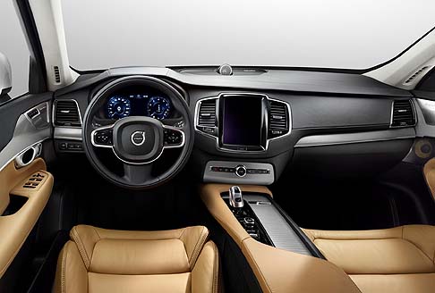 Volvo - Gli interni della XC90 sono i pi lussuosi mai realizzati da Volvo. Spicca la console con comandi che si azionano attraverso uno schermo a sfioramento.
