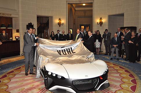 VUHL - Nel parterre esclusivo del Royal Automobile Club di Londra, il 3 luglio 2013, dopo molti mesi di segretezza, la leggerissima supercar VUHL 05  stata rivelata alla presenza di un pubblico esclusivo.