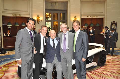 VUHL - A togliere i veli dalla vettura sono intervenuti i fondatori del piccolo atelier messicano, Guillermo e Iker Echeverria insieme ad Alberto Chapa, davanti ad un pubblico di ospiti VIP e icone del motorsport come Sir Stirling Moss.