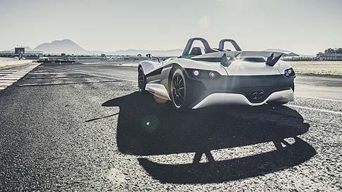 VUHL -  Le prestazioni sono da sportiva pura: accelerazione da 0 a 100 km/h in 3.7 secondi ed una velocit massima di 245 km/h. 